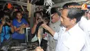 Beginilah ekspresi Jokowi saat akan membeli ikan asap kegemarannya. Ia tampak teliti mengamati setiap tubuh ikan asap yang akan dipilih (Liputan6.com/Herman Zakharia)