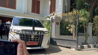 Presiden Terpilih Prabowo Subianto, meninggalkan kediamannya di Jalan Kertanegara IV, Jakarta Selatan, Minggu (20/10/2024). (Liputan6.com/WInda Nelfira)