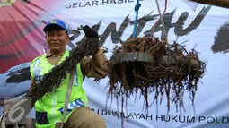 Relawan Saber menunjukan ribuan ranjau paku yang telah berhasil dikumpulkan di Jakarta, Minggu (7/8). Sebanyak 1,5 ton ranjau paku berhasil diamankan oleh para relawan tersebut dari jalan-jalan yang berada di wilayah Jakarta. (Liputan6.com/AnggaYuniar)