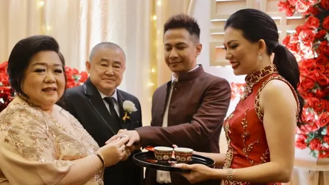 7 Momen Upacara Teapai Delon dan Aida Chandra, Seserahan Barang Mewah
