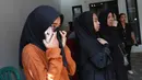 Kedatangan jenazah komedian yang dikenal dengan logat Betawi khasnya ini langsung disambut tangis keluarga, kerabat, serta para tetangga yang sudah menunggu. (KapanLagi.com/Budy Santoso)