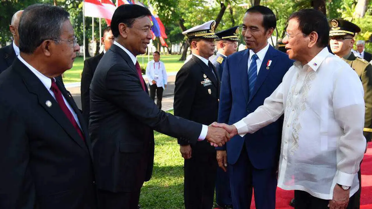 Wiranto saat bersalaman dengan Presiden Filipina Duterte (Humas Kemenko Polhukam)