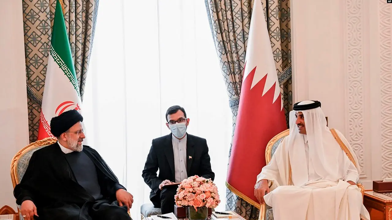 Presiden Iran Ebrahim Raisi (kiri) diterima oleh Emir Tamim bin Hamad Al Thani di Doha, Qatar, Senin (21/2). (AP)