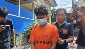 Polres Metro Depok telah menetapkan Hylmi Rafif Rabbani alias HRR (23) sebagai tersangka kasus teror bom 10 sekolah di Depok, Jawab Barat. Pelaku nekat melakukan aksinya lantaran luapan sakit hati usai lamarannya ditolak keluarga Kamila, sehingga nama mantan kekasihnya itu dicatut dan digunakan untuk menebar teror. (Liputan6.com/Dicky Agung Prihatno)