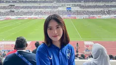 Vivi Novika selalu memberikan dukungan nyata untuk Alfeandra Dewangga. Vivi hadir di tribun stadion Jatidiri Semarang. Vivi hadir mengenakan pakaian PSIS Semarang yang membuatnya kian cantik menawan. Tak heran, Dewangga sangat semangat saat tahu Vivi mendukungnya. (Liputan6.com/IG/@viviinovika)