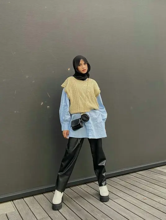 Salah satu item fashion yang jarang absen dari radar mode adalah leather trousers. Celana ini bisa menjadi pelengkap ideal untuk berbagai gaya di segala aktivitas, mulai dari kasual hingga edgy style. (Instagram/aishaibrahimmm).