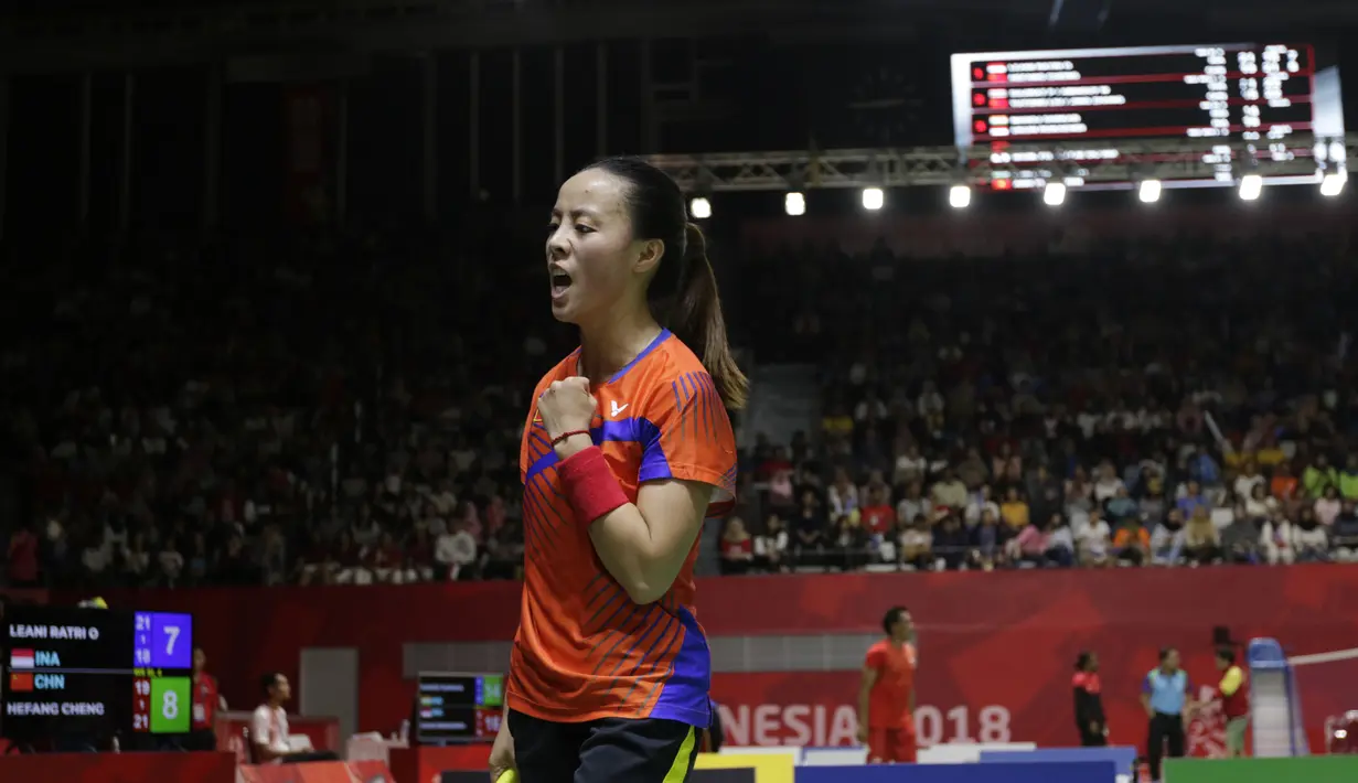 Pebulu tangkis Cina, Cheng Hefang, melakukan selebrasi usai menaklukkan wakil Indonesia, Oktila Laeni Ratri, pada final Asian Para Games di Istora, Jakarta, Jumat (12/10/2018). Oktila Laeni takluk 21-19, 18-21, dan 13-21. (Bola.com/M Iqbal Ichsan)