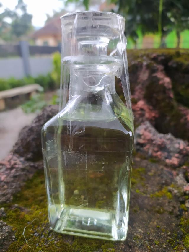 Minyak atsiri jeruk purut asal Garut, Jawa Barat, ternyata memiliki senyawa ikatan kimia yang hampir sama dengan minyak Bergamot Italia yang biasa digunakan menjadi bahan parfum dunia.