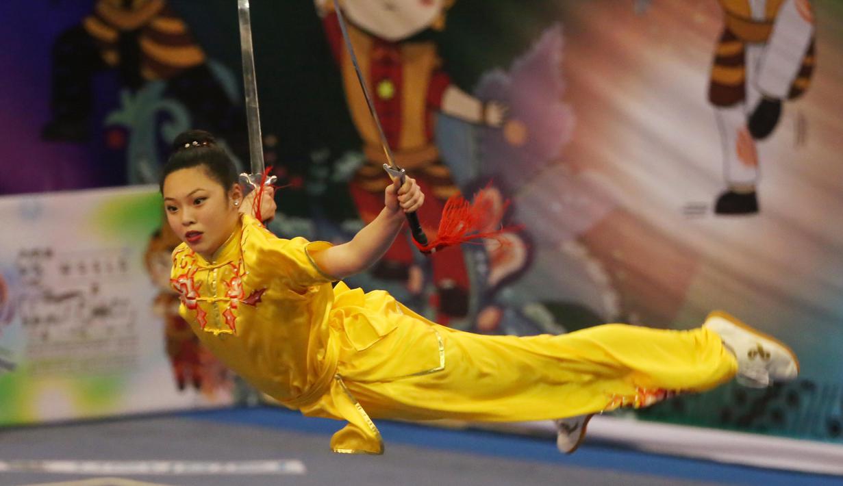 Atlet Wushu asal Kanada, Bianca Go saat beraksi, pada Kejuaraan Dunia Wushu 2015 di Istora Senayan, Jakarta, Minggu(15/11/2015). (Bola.com/Nicklas Hanoatubun)