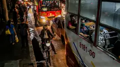 Kepadatan lalu lintas terlihat di Manila, Filipina (3/8/2020). Kemacetan terjadi ketika orang-orang bergegas keluar dari Metro Manila beberapa jam sebelum pemerintah memberlakukan aturan karantina wilayah (lockdown) yang lebih ketat di kawasan itu akibat lonjakan kasus penyakit coronavirus (COVID-19