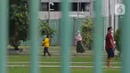 Sejumlah pasien COVID-19 yang berstatus OTG berolahraga pagi di Stadion Patriot Chandrabhaga, Bekasi, Jawa Barat, Rabu (16/12/2020). Kegiatan olahraga tersebut rutin dilakukan setiap pagi hari untuk meningkatkan daya tahan tubuh pasien yang menjalani isolasi mandiri. (Liputan6.com/Herman Zakharia)