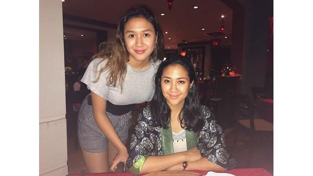 Mayzura juga suka membaca buku dan menulis artikel di media.