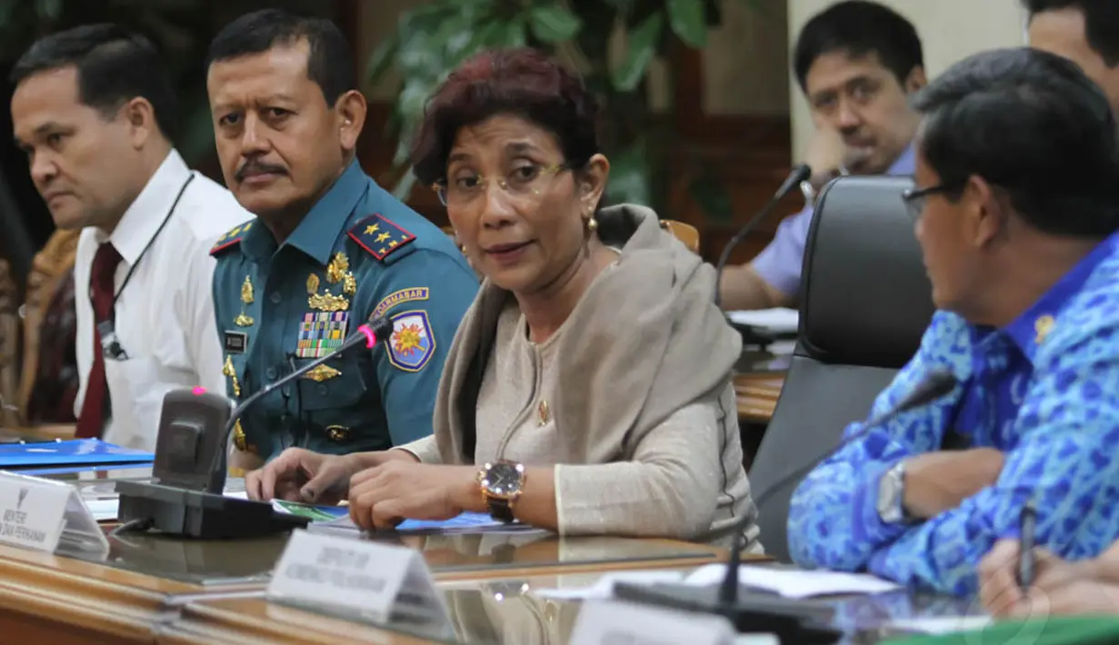 Menteri Susi Pudjiastuti saat memaparkan laporan hasil penangkapan ikan ilegal oleh kapal asing di perairan Indonesia, Jakarta, Senin (8/12/2014). (Liputan6.com/Herman Zakharia)