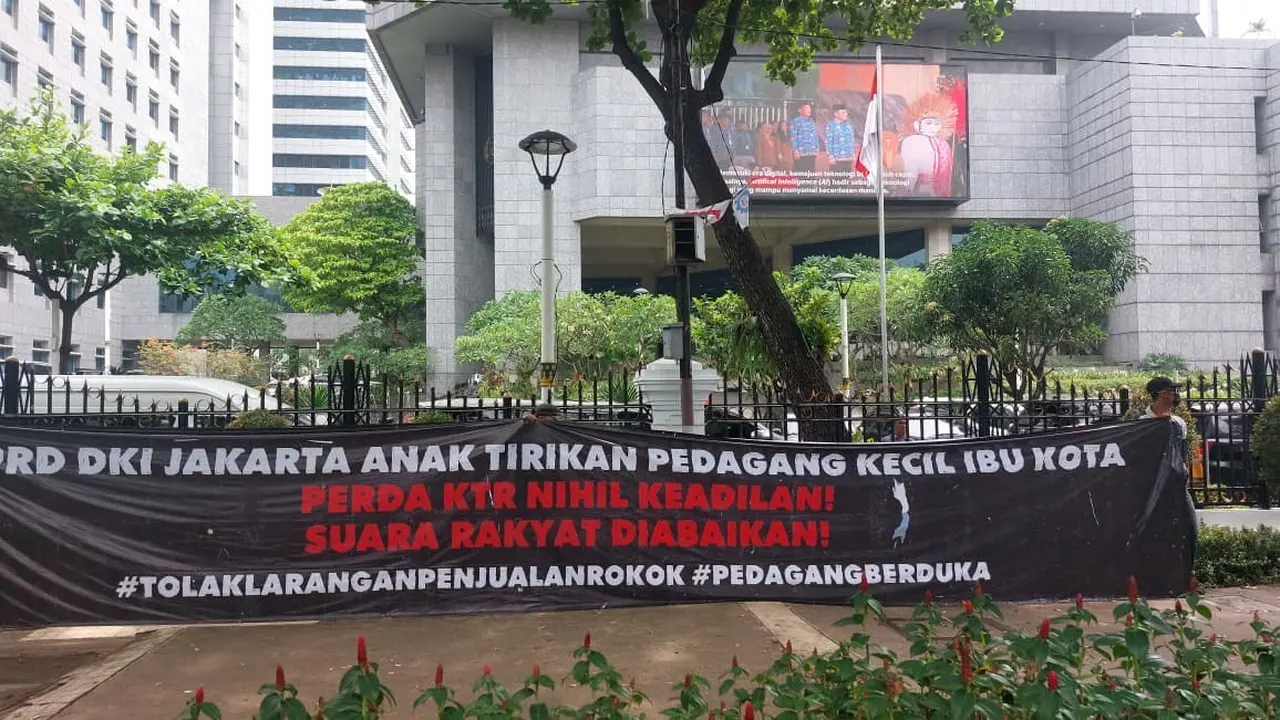 Spanduk penolakan Raperda KTR Depan DPRD Jakarta