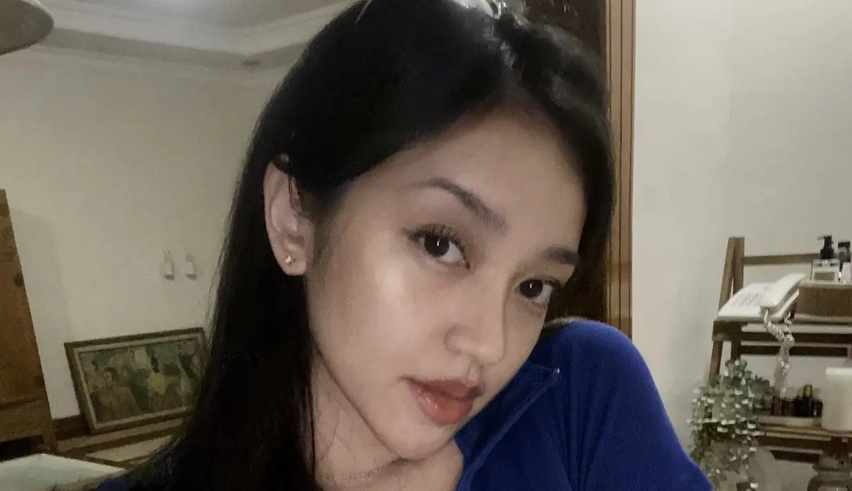 Ia pun kerap mengunggah foto yang disebut orang-orang sebagai body goals. Beberapa kali ia jadi trending di Twitter karena disebut 'cewek spek anime' [twitter.com/amndzahra]