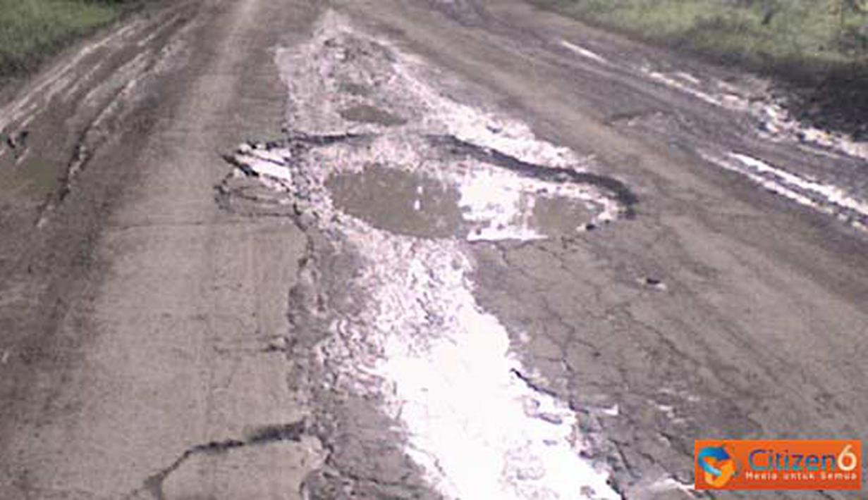 Citizen6, Lamongan: Ruas jalan berluas menganga sepanjang 12 kilometer di wilayah selatan kabupaten Lamongan. (Pengirim: LandaxNocturnal Zaen)