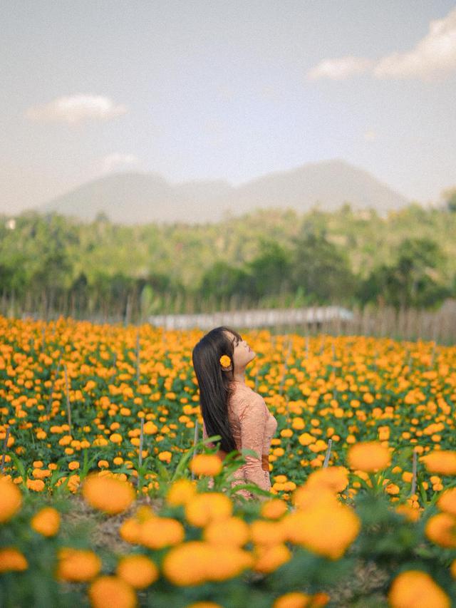 Tampil Menawan, Ini 7 Pemotretan Fuji Pakai Kebaya di Kebun Bunga