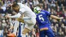 Aksi pemain Real Madrid, Cristiano Ronaldo (kiri) saat berebut bola dengan pemain Alaves, Victor Laguardia Cisneros (kanan) pada La Liga Santander di Santiago Bernabeu stadium, Madrid, (24/2/2018). Real Madrid menang 4-0. (AFP/ Pierre-Philippe Marcou)