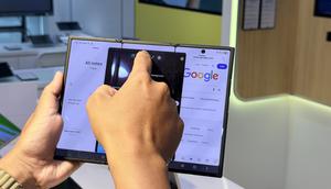 Tak hanya itu, ukuran layar yang lebih lebar memungkinkan pengguna membuka tampilan tiga aplikasi secara bersamaan. (Liputan6.com/ Yuslianson)