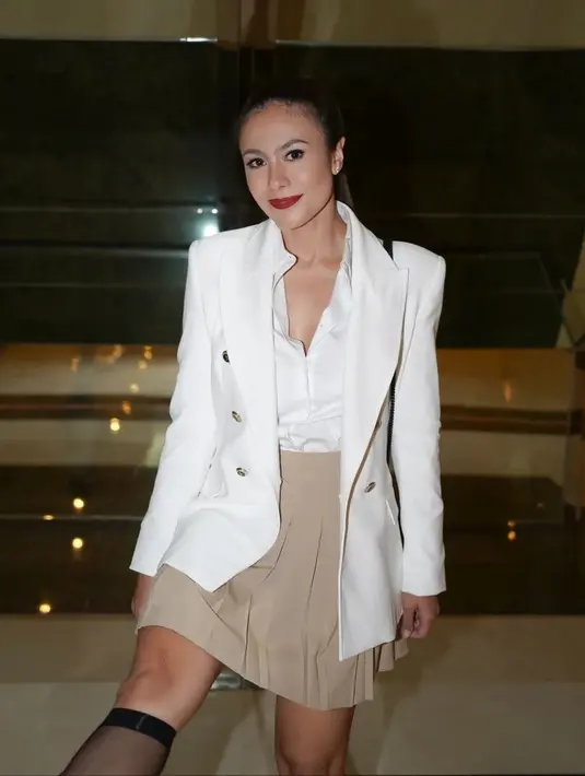 Gaya ala school girl dengan kemeja dan blazer plus kaus kaki panjang jadi pilihan OOTD rok mini Wulan Guritno [@wulanguritno]