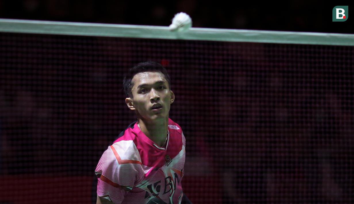 Pebulutangkis tunggal putra Indonesia, Jonatan Christie bertanding melawan pebulutangkis tunggal putra India, Lakshya Sen pada laga perempat final Indonesia Masters 2023 di Istora Senayan, Jakarta, Jumat (27/01/2023). Jojo menang dengan skor 15-21, 21-10, 21-13. (Bola.com/Bagaskara Lazuardi)