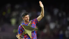 Barcelona berhasil meraih gelar ke-45 Joan Gamper Trophy edisi ke-57 setelah melumat klub asal Meksiko, UNAM Pumas dengan skor telak 6-0 di Nou Camp Stadium, Barcelona, Senin (8/8/2022) dini hari WIB. Bintang kemenangan Barcelona dalam laga tersebut adalah striker anyar asal Polandia, Robert Lewandowski. (AFP/Pau Barrena)