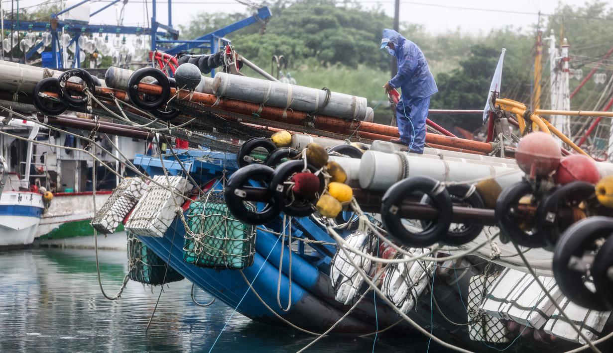 Diperkirakan Topan Kong-rey akan menerjang sepanjang pantai timur, sebuah wilayah yang jarang penduduk. (I-Hwa CHENG/AFP)