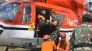 Tim gabungan evakuasi pendaki Gunung Rinjani membawa kantung jenazah saat tiba di Kantor Kecamatan Sembalun, Lombok Timur, NTB, Selasa (31/7). Evakuasi pendaki Gunung Rinjani dilakukan dua tahap. (Liputan6.com/HO/Pendam Udayana)