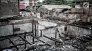 Pemandangan usai kebakaran menghanguskan Kelurahan Kebon Kosong, Kemayoran, Jakarta, Rabu (26/12). Banyak di antara rumah yang terbakar merupakan bangunan semi permanen. (Liputan6.com/Faizal Fanani)