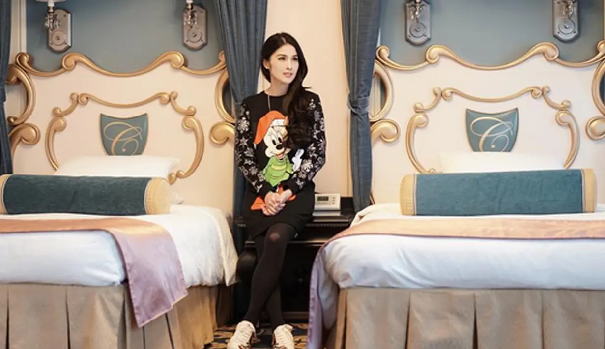 Sandra pun membuktikan lewat fotonya yang terlihat sedang berada di kamar tidur Cinderella. Ia juga menyertakan alasannya menikah di Disneyland Jepang. (Instagram/sandradewi88)