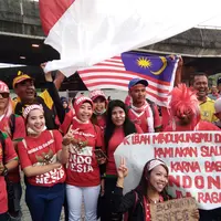 Suporter Timnas Indonesia dan Malaysia berfoto bersama menjelang duel semifinal SEA Games 2017, Sabtu (26/8/2017) di Stadion Shah Alam, Selangor. (Liputan6.com/Cakrayuri Nuralam)