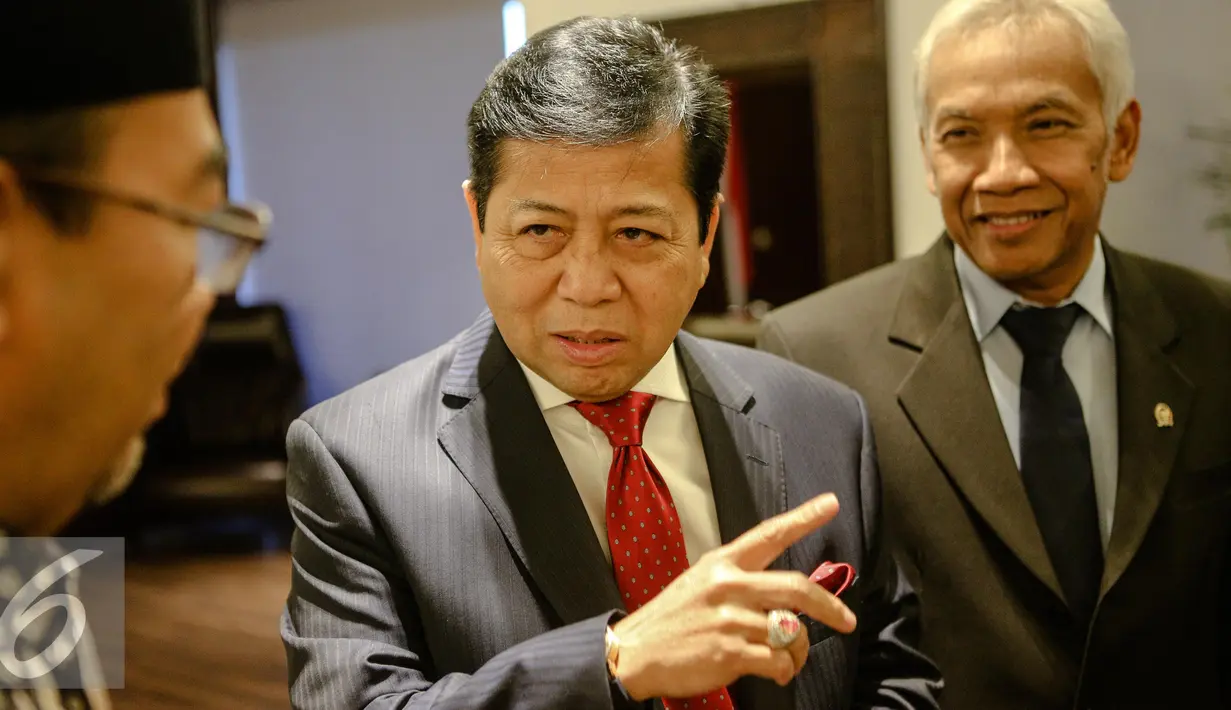 Ketua DPR Setya Novanto (tengah) saat menerima kedatangan Ketua BPK Haris Azhar di Ruang Pimpinan DPR, Jakarta, Senin (13/7/2015). Dalam kesempatan itu BPK menyerahkan hasil audit kesiapan Pilkada serentak kepada DPR. (Liputan6.com/Faizal Fanani)