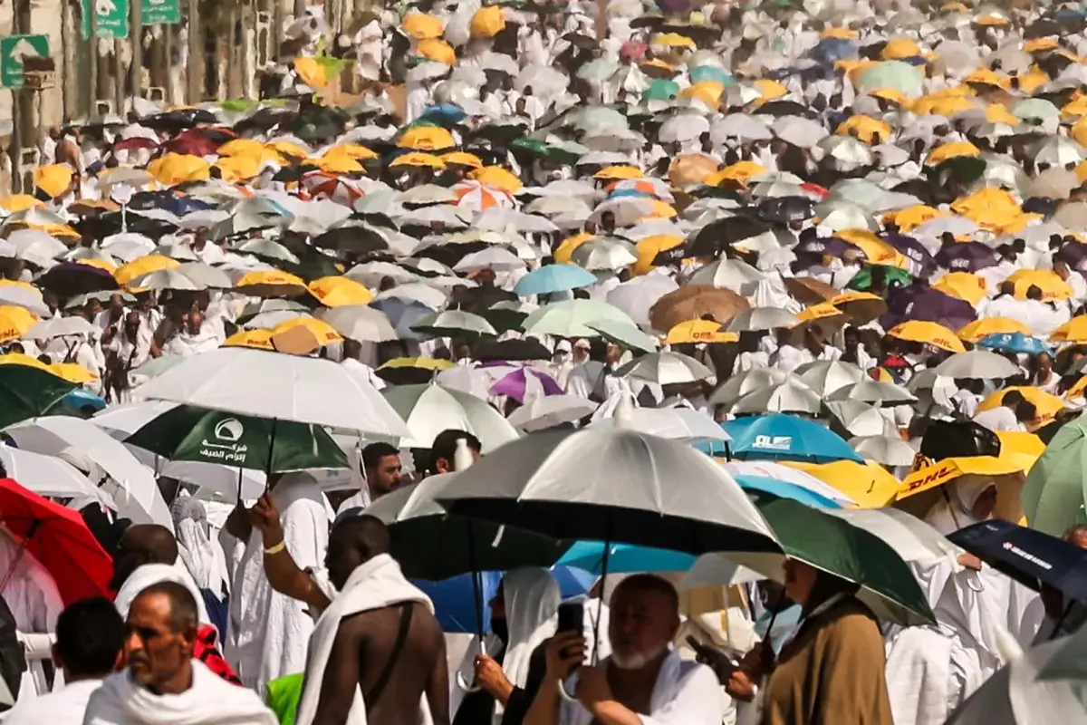 Muslim jemaah haji 2024 menggunakan payung untuk melindungi diri saat tiba di kaki Gunung Arafat selama ibadah haji tahunan. (Fadel Senna/AFP)
