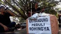 Sambil ngamen, KPJ Bandung menggalang dana untuk Muslim Rohingya. (Liputan6.com/Huyogo Simbolon)