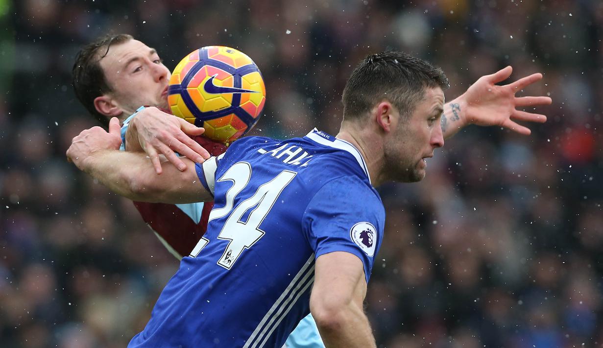 Pemain Burnley, Ashley Barnes (kiri) berduel dengan pemain Chelsea, Gary Cahill pada lanjutan Premier League di Turf Moor stadium, Burnley (12/2/2017).  Chelsea bermain imbang 1-1 lawan Burnley.  (EPA/Nigel Roddis)