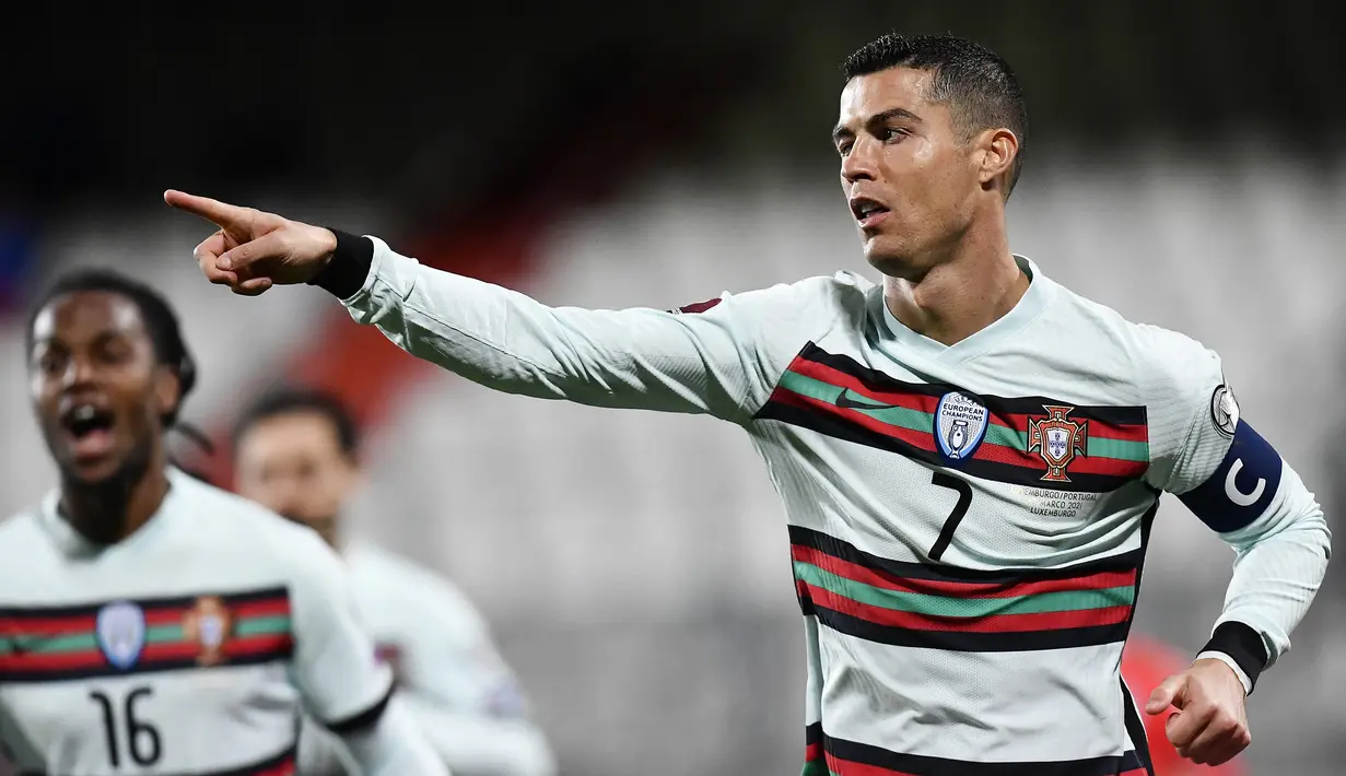 Cristiano Ronaldo. Striker Timnas Portugal ini telah mencetak 104 gol dari 175 caps untuk negaranya sebelum turnamen Euro 2020 berlangsung. Dirinya pun berpeluang memcahkan rekor striker Iran, Ali Daei sebagai pemegang rekor gol terbanyak Timnas dengan 109 gol. (Foto: AFP/John Thys)