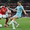 Bukayo Saka mencoba menggocek pemain Burnley. (Glyn KIRK / AFP)