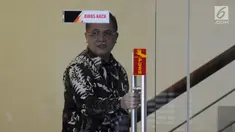 Senior Vice President Legal Corporate PT PLN Dedeng Hidayat usai menjalani pemeriksaan oleh penyidik di Gedung KPK, Jakarta, Rabu (15/5/2019). Dedeng diperiksa sebagai saksi untuk tersangka Dirut nonaktif PLN Sofyan Basir. (merdeka.com/Dwi Narwoko)