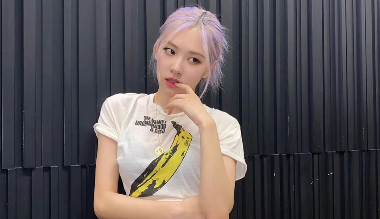 Tampil sederhana dengan kaus berwarna putih, pemilik nama Roséanne Park atau Park Chae Young tetap terlihat menawan. Bahkan, tatanan rambut Rose Blackpink ini pun terlihat cukup sederhana. (Liputan6.com/IG/@roses_are_rosie)