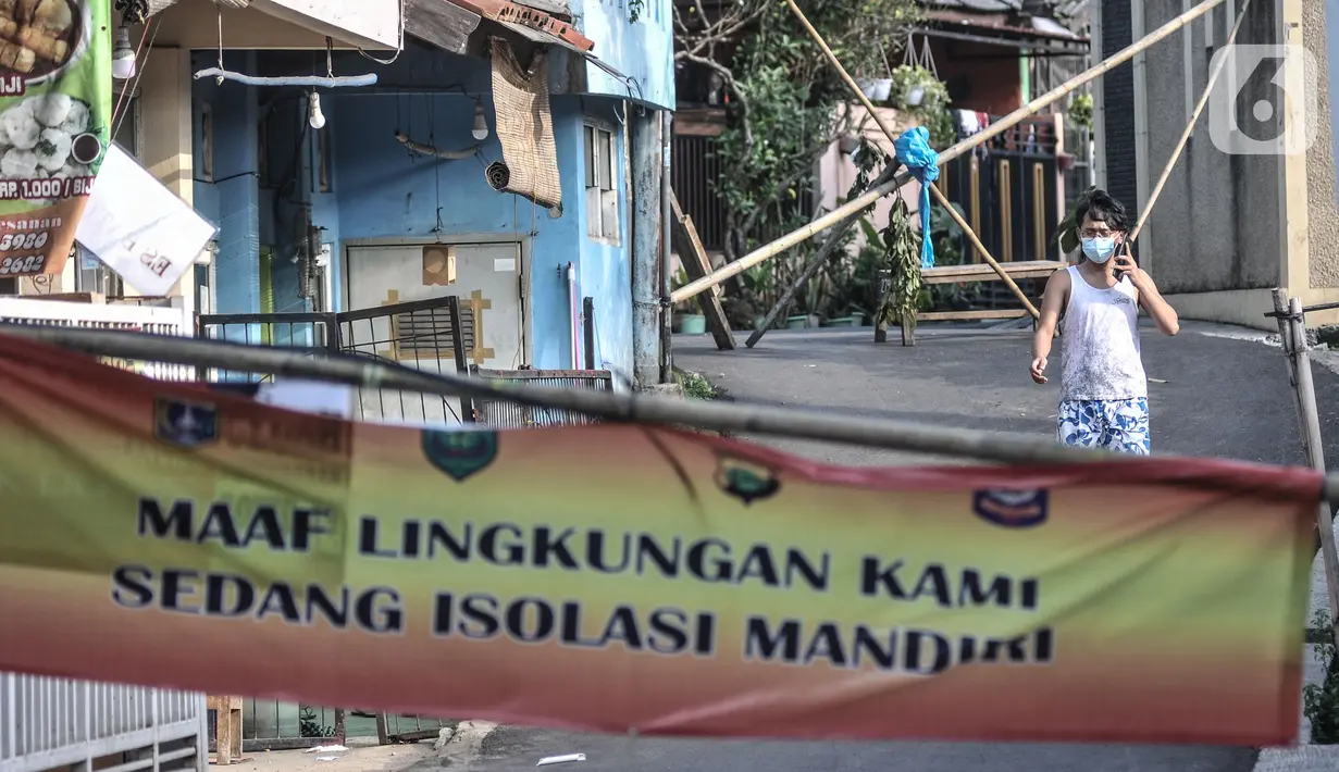Suasana permukiman warga RT 003 RW 003, Kelurahan Cilangkap, Kecamatan Cipayung saat mikro lockdown, Jakarta, Selasa (25/5/2021). Jumlah warga yang tepapar Covid-19 di wilayah ini bertambah menjadi 104 orang akibat klaster silaturahmi saat Lebaran kemarin. (merdeka.com/Iqbal S Nugroho)