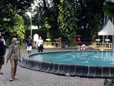 Warga menikmati kembali suasana ruang terbuka hijau Taman Suropati, Jakarta, Sabtu (23/10/2021). Pemerintah Provinsi DKI Jakarta kembali membuka 59 Ruang Terbuka Hijau (RTH) yang ditutup karena pandemi Covid-19. (Liputan6.com/Helmi Fithriansyah)