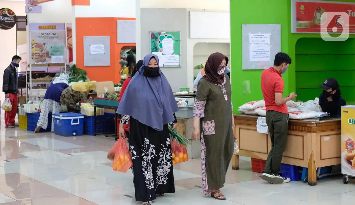 Aktivitas jual beli di Pasar Mitra Tani, Jakarta, Selasa (30/6/2020). Pasar Mitra Tani akan melarang penggunaan kantong plastik sekali pakai untuk seluruh vendor dan konsumen pasar mulai Rabu, 1 Juli 2020. (Liputan6.com/Angga Yuniar)