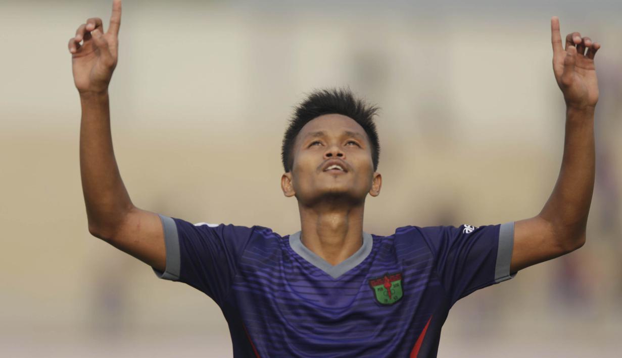 Striker Persita Tangerang, Sirvi Arfani, merayakan gol yang dicetaknya ke gawang Persibat Batang pada laga Liga 2 di Stadion Sport Center, Tangerang, Selasa (2/7). Persita menang 4-0 atas Persibat. (Bola.com/Vitalis Yogi Trisna)