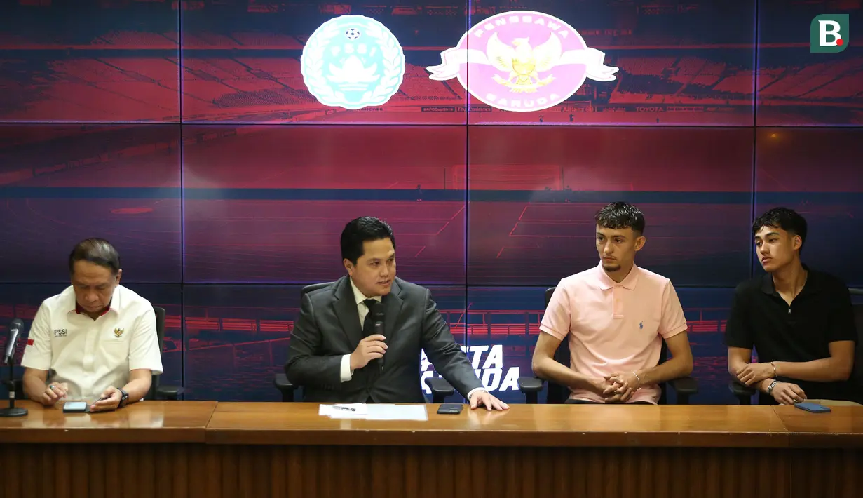 Ketua Umum PSSI, Erick Thohir (kedua kiri) didampingi Waketum PSSI, Zainudin Amali dan dua pemain naturalisasi, Rafael Struick (kanan) dan Ivar Jenner saat konferensi pers pengumuman resmi FIFA Matchday antara Timnas Indonesia melawan Argentina di ruang media Stadion Utama Gelora Bung Karno (SUGBK), Jakarta, Rabu (24/05/2023). (Bola.com/Bagaskara Lazuardi)