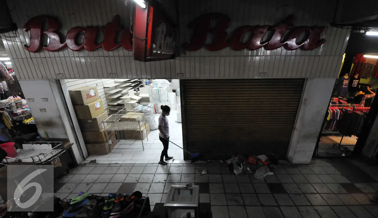 Pedangang saat merapihkan toko di Pasar Blok A, Jakarta, Selasa (27/10/2015).Pemprov DKI akan mengintruksikan PLN menon aktifkan listrik di pasar tersebut dan menyiapkan penampungan sementara di Taman Sambas, Jakarta Selatan. (Liputan6.com/Helmi Afandi)