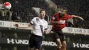 Pemain Tottenham Hotspur, Jan Vertonghen (kiri) berduel dengan pemain West Bromwich Albion, Salomon Rondon pada lanjutan Liga Inggris di Stadion White Hart Lane, London, Selasa (26/4/2016) dini hari WIB. (AFP/IKimages)