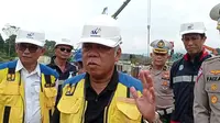 Menteri PUPR Basuki Hadimuljono saat meninjau lokasi longsor di Tol Bocimi sesi 2 Cigombong-Parungkuda (Liputan6.com/Istimewa).