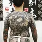 Model semi bugil dengan tubuh dipenuhi banyak tato di Tattoo Malaysia Expo 2019. (dok. Instagram @travelbysound/https://www.instagram.com/p/B5eRf1XnVuE/)