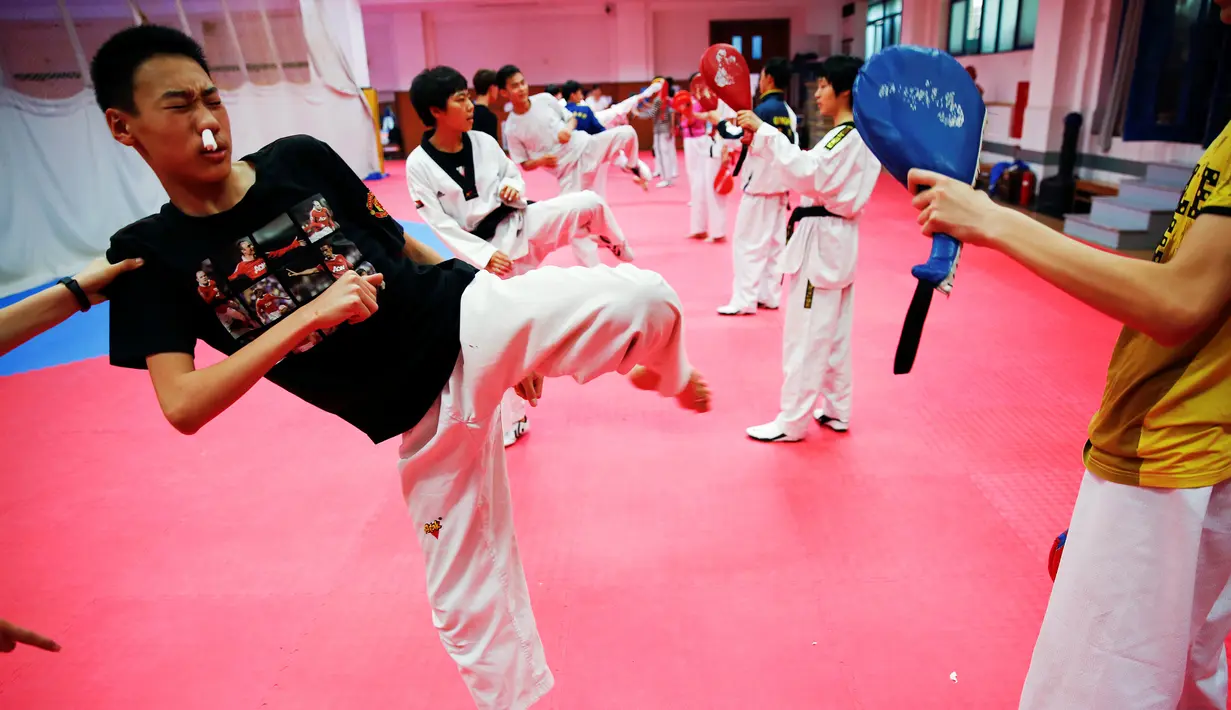 Sejumlah Murid saat berlatih taekwondo di Sekolah Atlet Shichahai, China (18/5). Sistem sekolah olahraga di China telah sangat membantu meraih kesuksesan dengan didikan kerasnya. (REUTERS/Aly Song)
