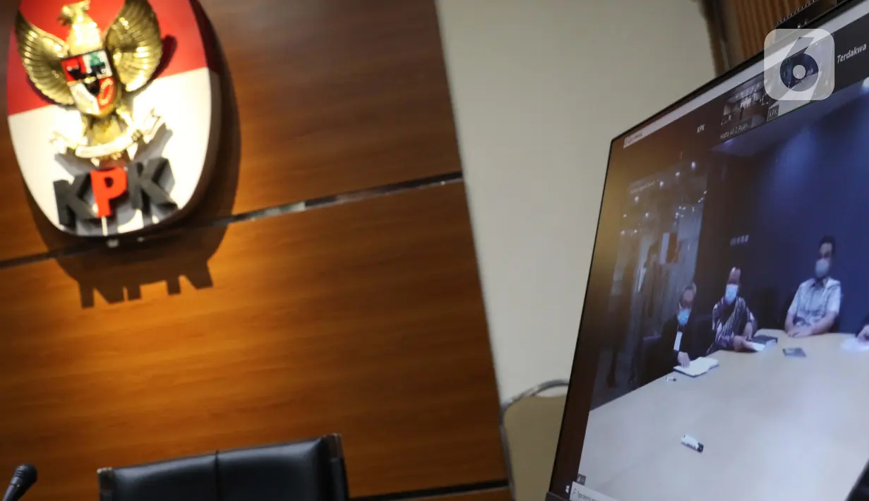 Layar monitor menampilkan jalannya sidang dakwaan suap dan gratifikasi perkara di Mahkamah Agung (MA) 2011-2016 dengan tersangka Nurhadi (tengah) dan menantunya Rezky Herbiyono (kanan) di Gedung KPK Jakarta, Selasa (22/10/2020). Sidang dilangsungkan secara virtual. (Liputan6.comHelmi Fithriansyah)